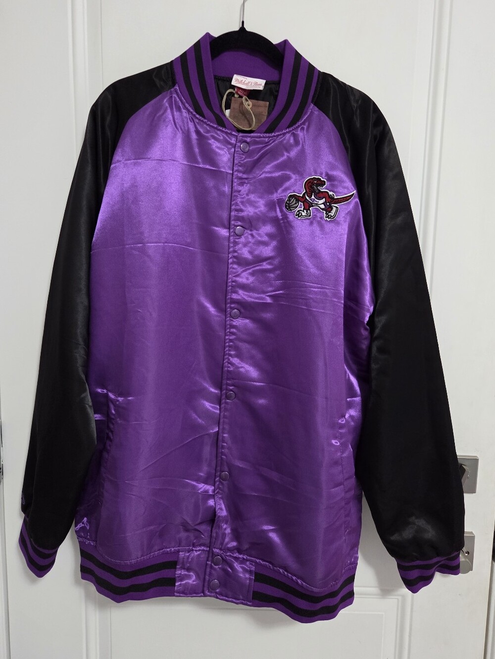 NWT - Mitchell & Ness Men's Toronto Raptors Satin Raglan Snap Jacket - Size XLT
